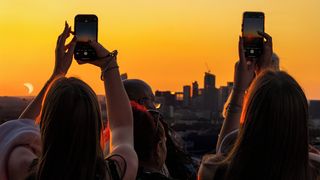 Zatmění Slunce může poškodit fotoaparáty. A to i v mobilech